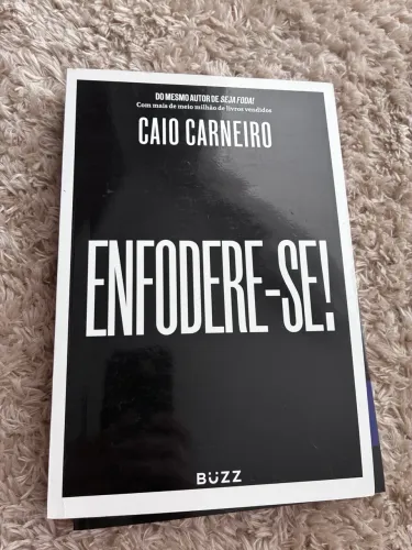 Livro Enfodere-se!, de Caio Carneiro, publicado pela Buzz Editora