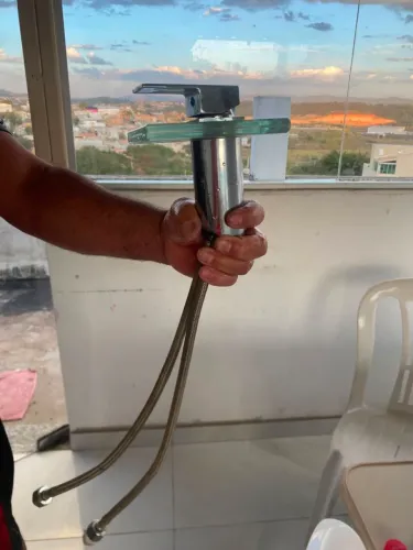 Vendo uma Torneira e cascata