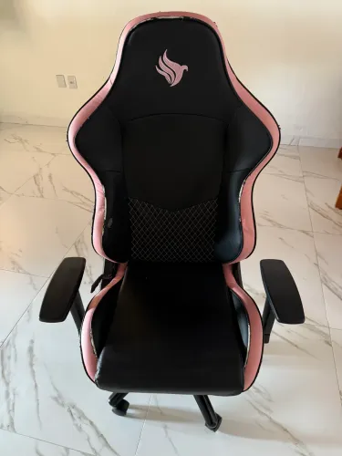 Cadeira gamer marca OMEGA, preta e rosa