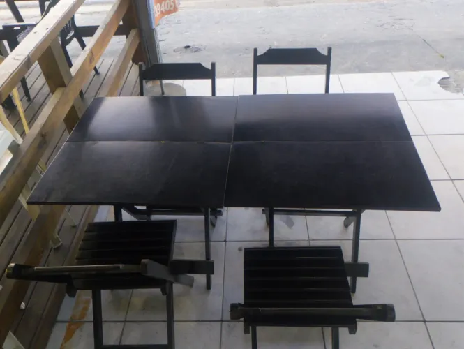 Vendo kit 2 mesas + e 4 cadeiras de madeira maciça