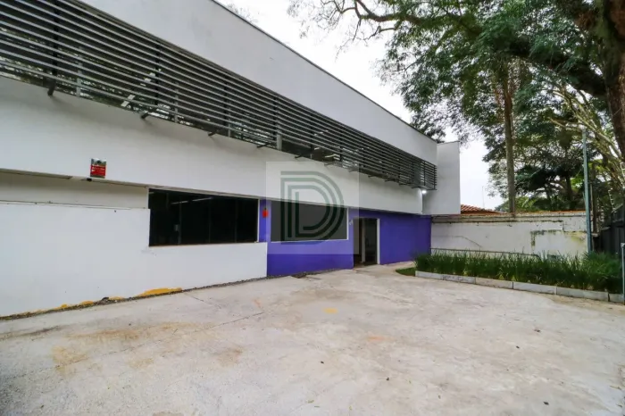 Casa Comercial para Venda e Locação | 9 Salas | 5 Banheiros | 6 Vagas