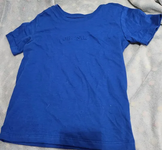 CAMISETA INFANTIL COMFORT CÔM LETTERING BRASIL EM RELEVO