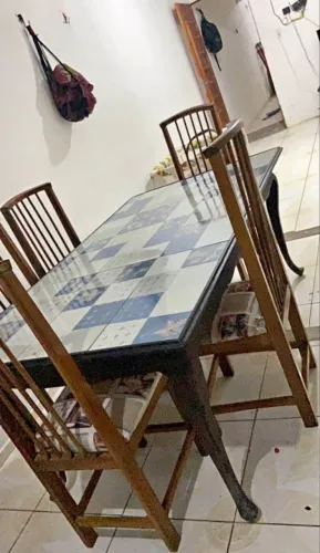 Mesa com cerâmica em cima