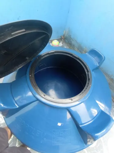 Caixa d'água fortleve de 1000 litros com um pequeno defeito 