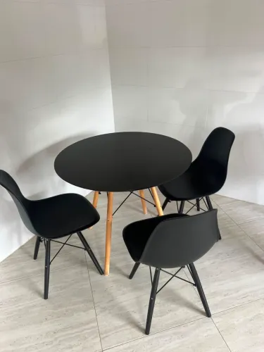 Vendo mesa de jantar Charles Eames Eiffel com três cadeiras