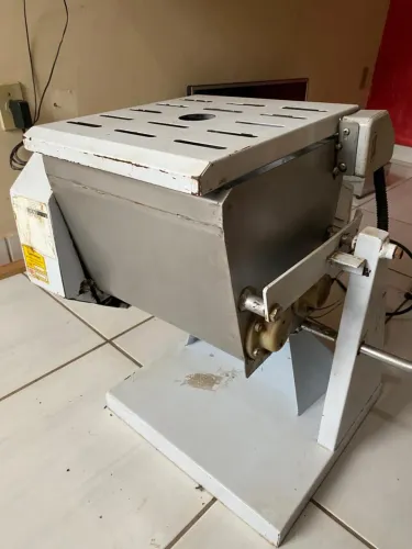 Vende-se máquina amassadeira