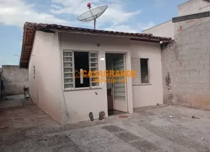 Cass para venda com 2 quartos na Vila Monterrey