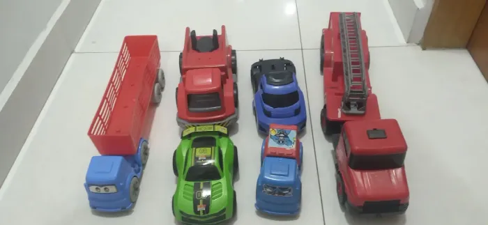 Desapega lote com 6 carrinhos de brinquedo