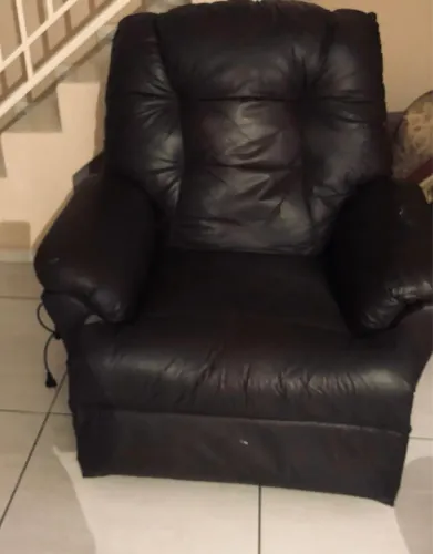 Poltrona de Descanso Reclinável em Couro com Controle - Excelente Estado