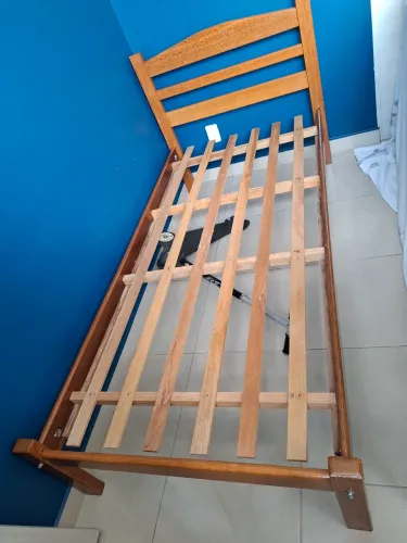 Cama solteiro (madeira e MDF) e sofá