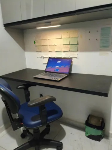 Vendo mesa de estudos mdf preta + cadeira 