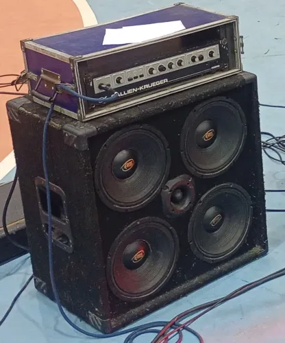 Amplificador GK 400RB c caixa selada 4x10 200 VTs 
