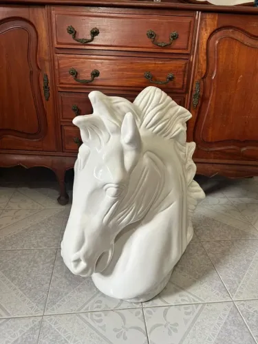 Cavalo decorativo grande de louça branca