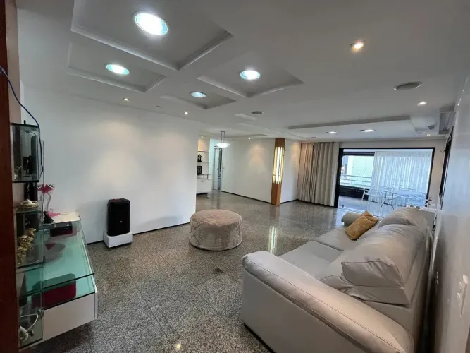 Imóvel para venda possui 243m2 com 4 suítes em Guararapes - Fortaleza - CE