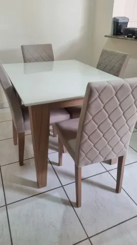 Mesa de jantar amadeirada c/ vidro 4 cadeiras estofadas