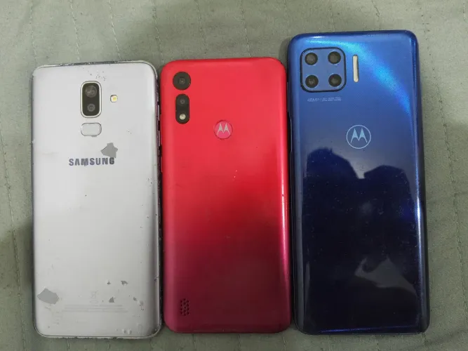 Vendo três celulares
