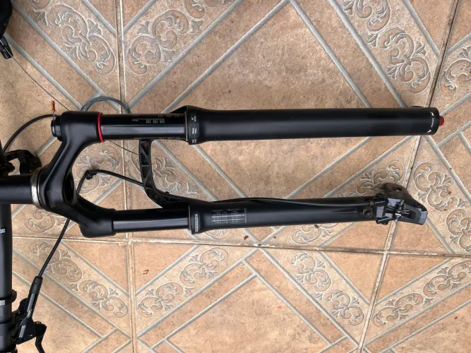 Suspensão rock shox Reba