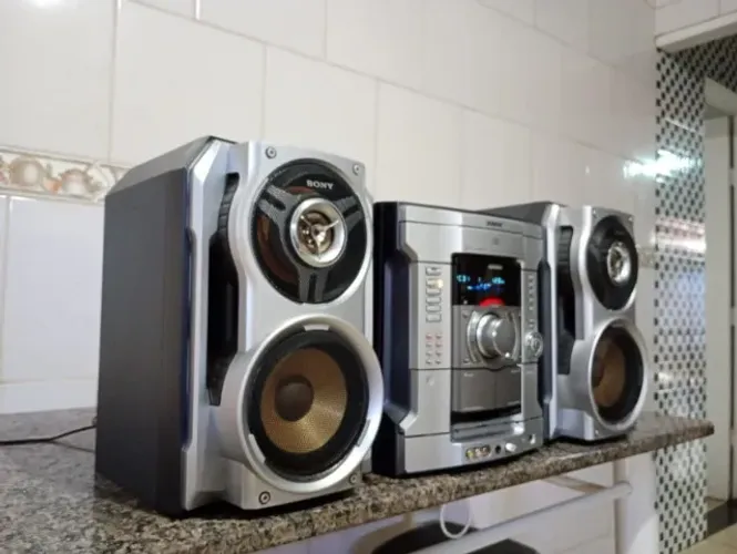 Som Sony - Rádio, Toca CD, Tape e entrada Auxiliar. Funciona tudo perfeitamente.