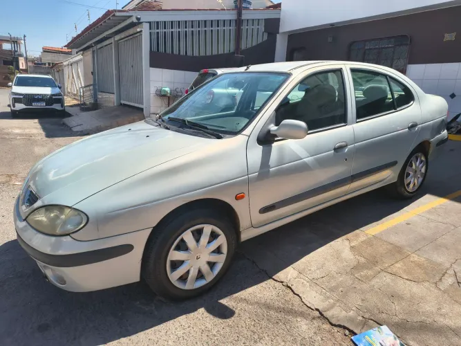 Renault Megane Sedan Rxe/ Privilège 2.0 16V MEC 2004
