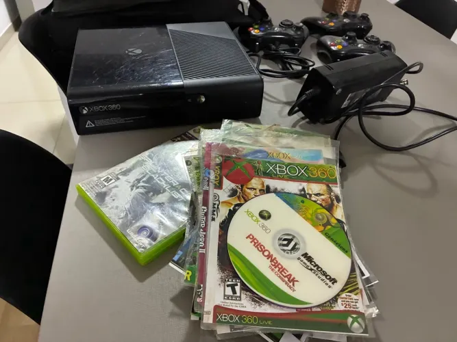 Xbox 360 com vários jogos