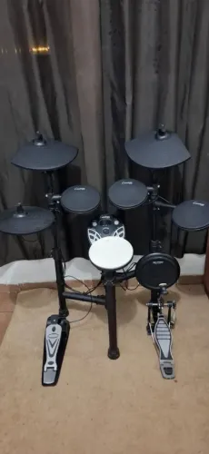 - Bateria custom <br>- 260 sons<br>- Semi nova<br>Entrada p10, MIDI, e p2