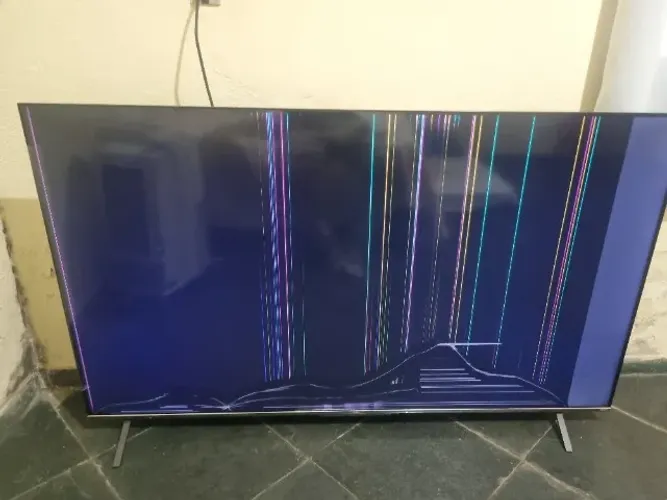 Tv com tela quebrada 