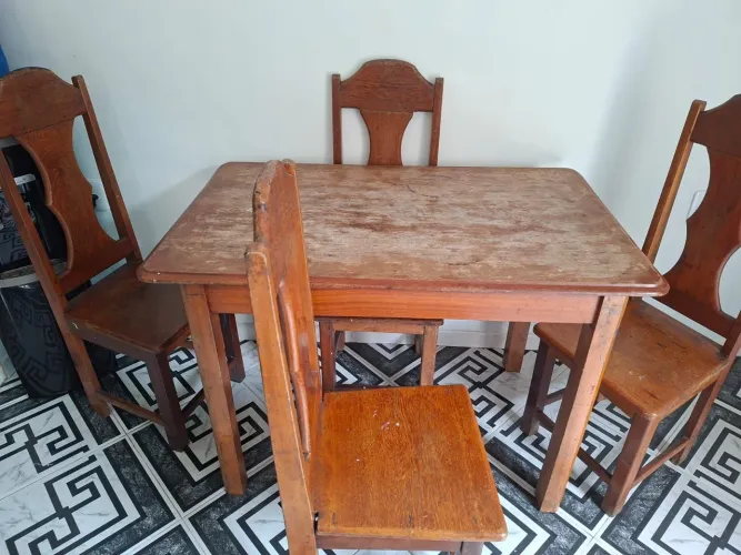 Mesa de madeira Angelim