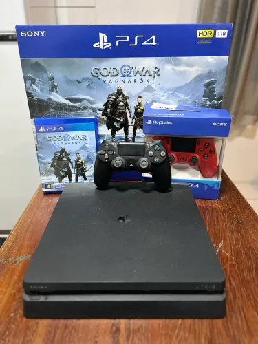 PlayStation 4 PS4 Slim 1TB + 2 Controles Originais + God of War Ragnarök + Caixas ?