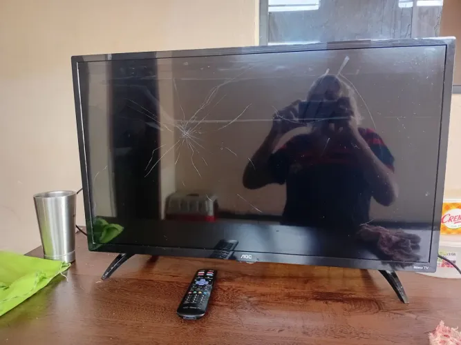 Vendo um tv semi nova tirar as peças. Led 32 p