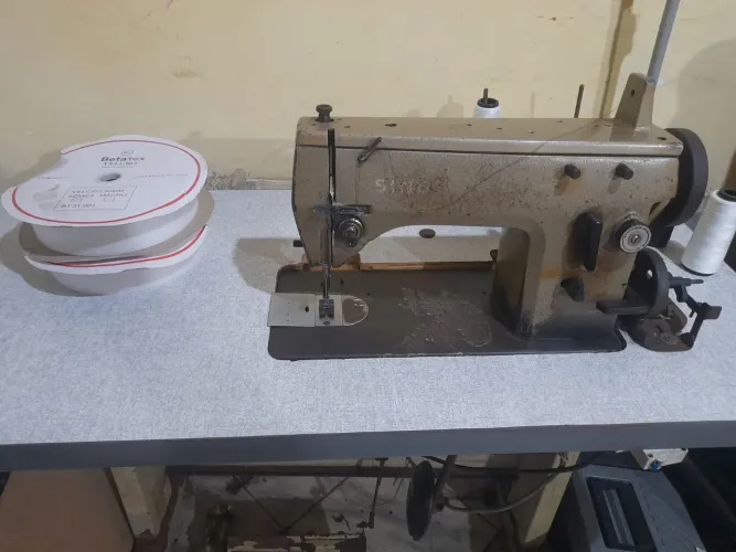 Máquina de costura Singer reta e zig zag