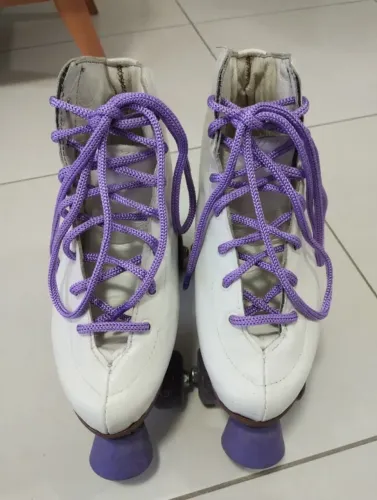 Patins Quad Profissional Básico, 4 Rodas, Clássico Branco Com Rodas Coloridas
