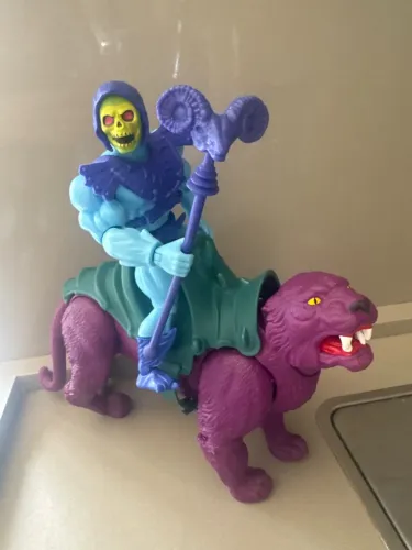 Esqueleto (Skeletor) montado na pantera Panthor