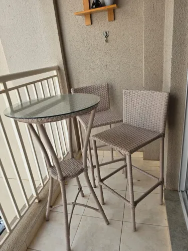 Conjunto bistrô para varanda - mesa com tampo de vidro + 2 banquetas altas