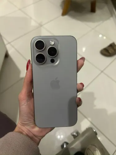 iPhone 15 Pro 256GB Seminovo Sem Detalhes + Caixa e Cabo.