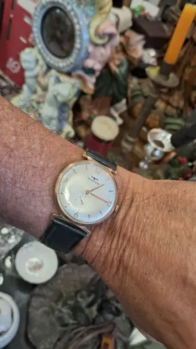 relógio Technos modelo suíço ("Swiss Made")com caixa dourada e pulseira de couro preta