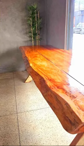 Mesa de madeira sucupira