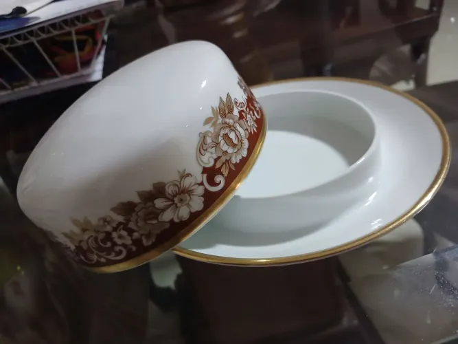 Mantegueira antiga de porcelana, marca Renner.