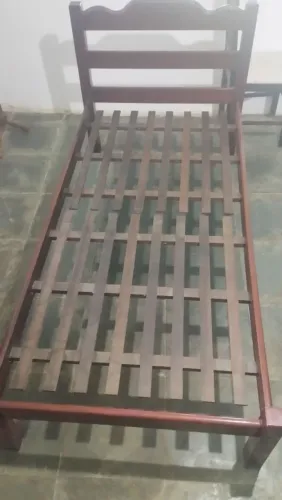 Cama de Solteiro de Madeira com Estrado