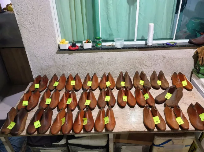 Formas de sapatos em madeira, relíquia. Últimoa pares. 
