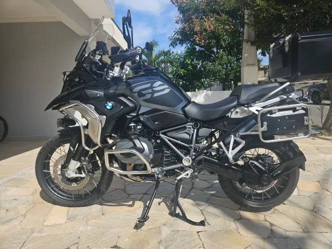 BMW R1250 GS Triple Black com 18 mil em acessórios e baixa quilometragem 