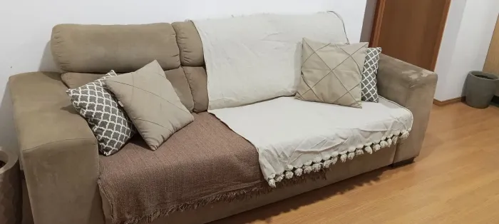 Sofá 3 lugares bege retrátil, vendendo barato porque precisa mandar lavar.