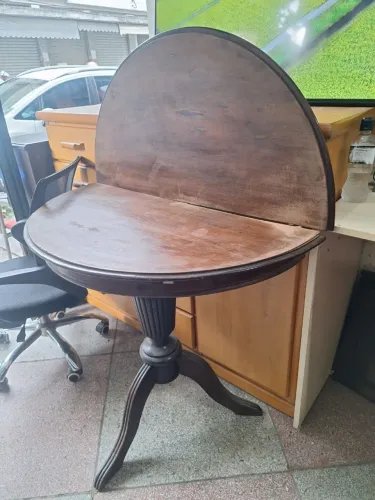 Mesa meia lua com avaria.