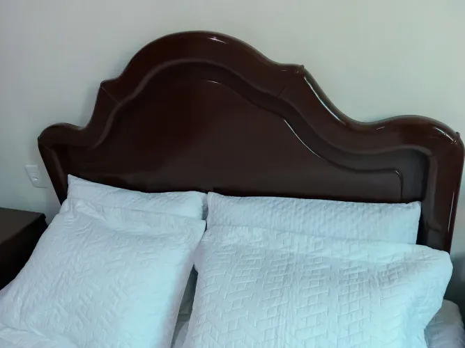 Vendo cama de madeira maciça com dois criados e um colchão
