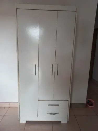Guarda roupa de solteiro branco