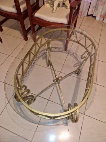 Mesa de ferro com avaria no vidro