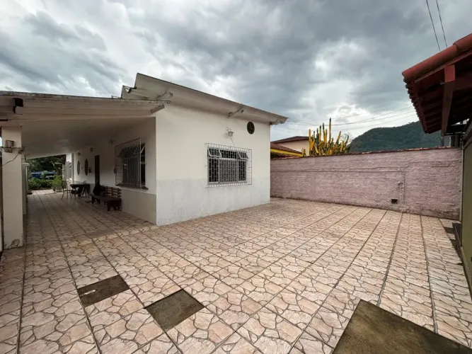 EXCELENTE CASA LINEAR COM VARANDÃO, SUÍTE EXTERNA E QUINTAL GIGANTE (TERRENO 10X50).