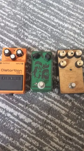 Pedais de guitarra (Boss DS1, Brown Sugar e Fuzz face)