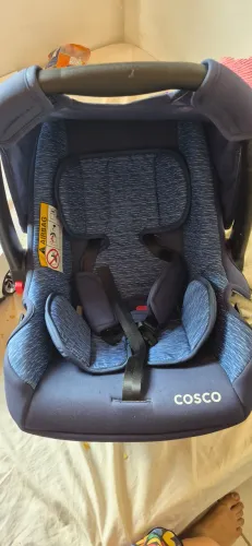 Carrinho com bebê conforto