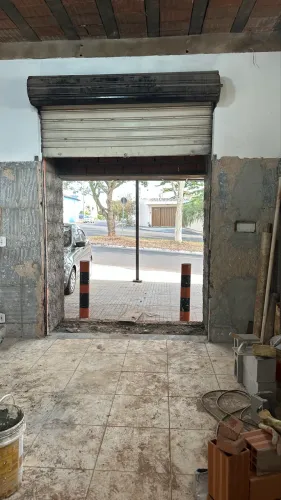 Vendo uma porta de enrolar em perfeito estado