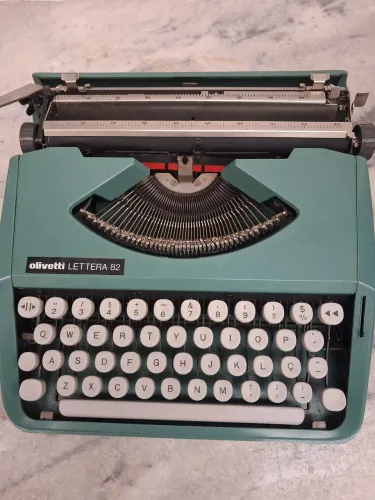 Máquina de escrever antiga, Olivetti Lettera 82
